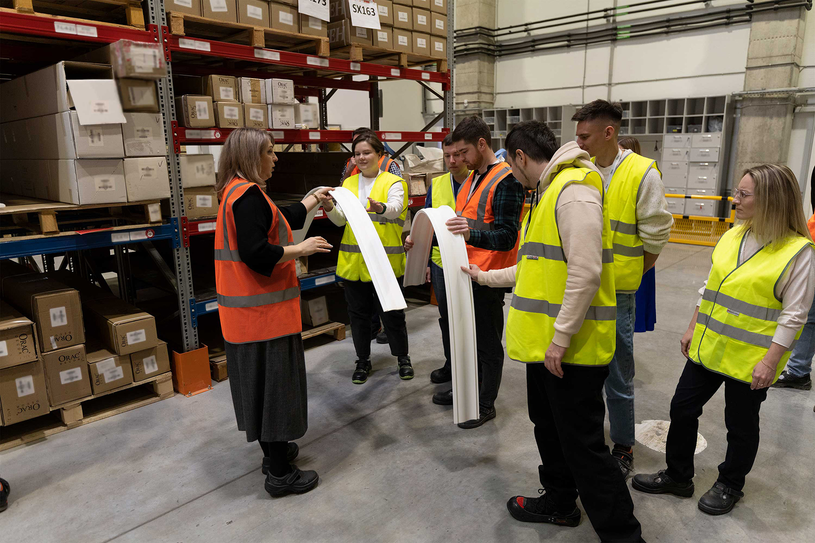 Финансовый директор Левина Карина показывает гибкий плинтус Финансовый директор Левина Карина показывает гибкий плинтус