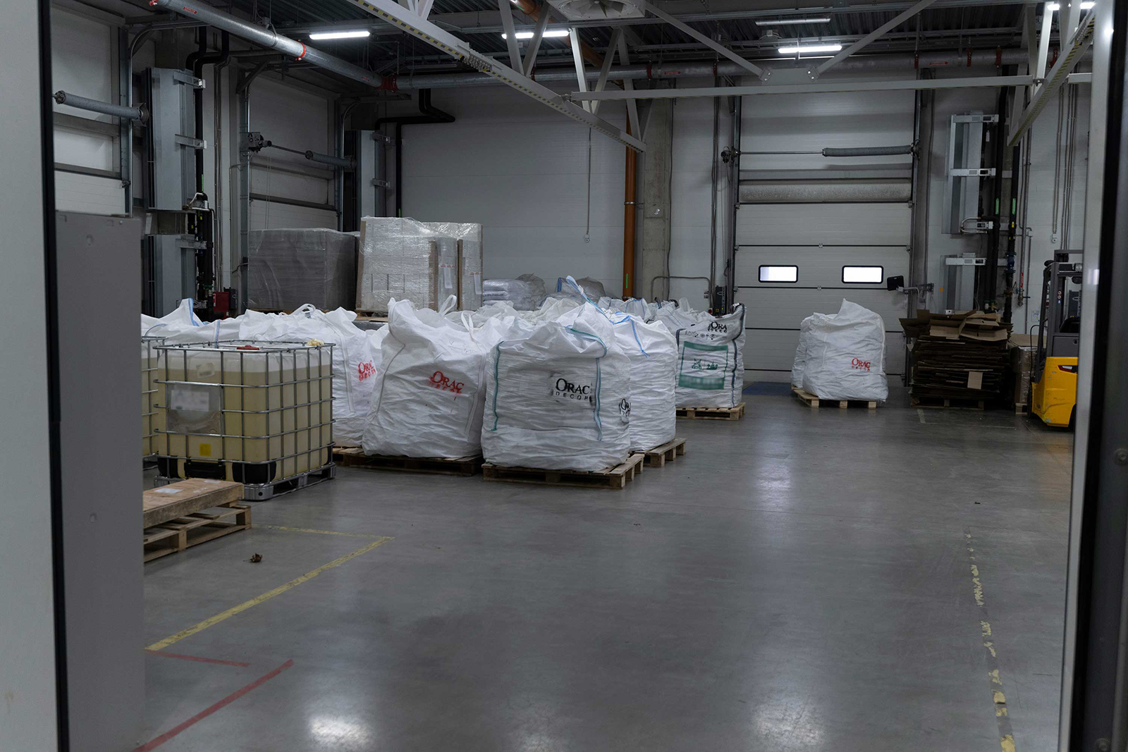 Кусок завода с сырьём на переработку Кусок завода с сырьём на переработку