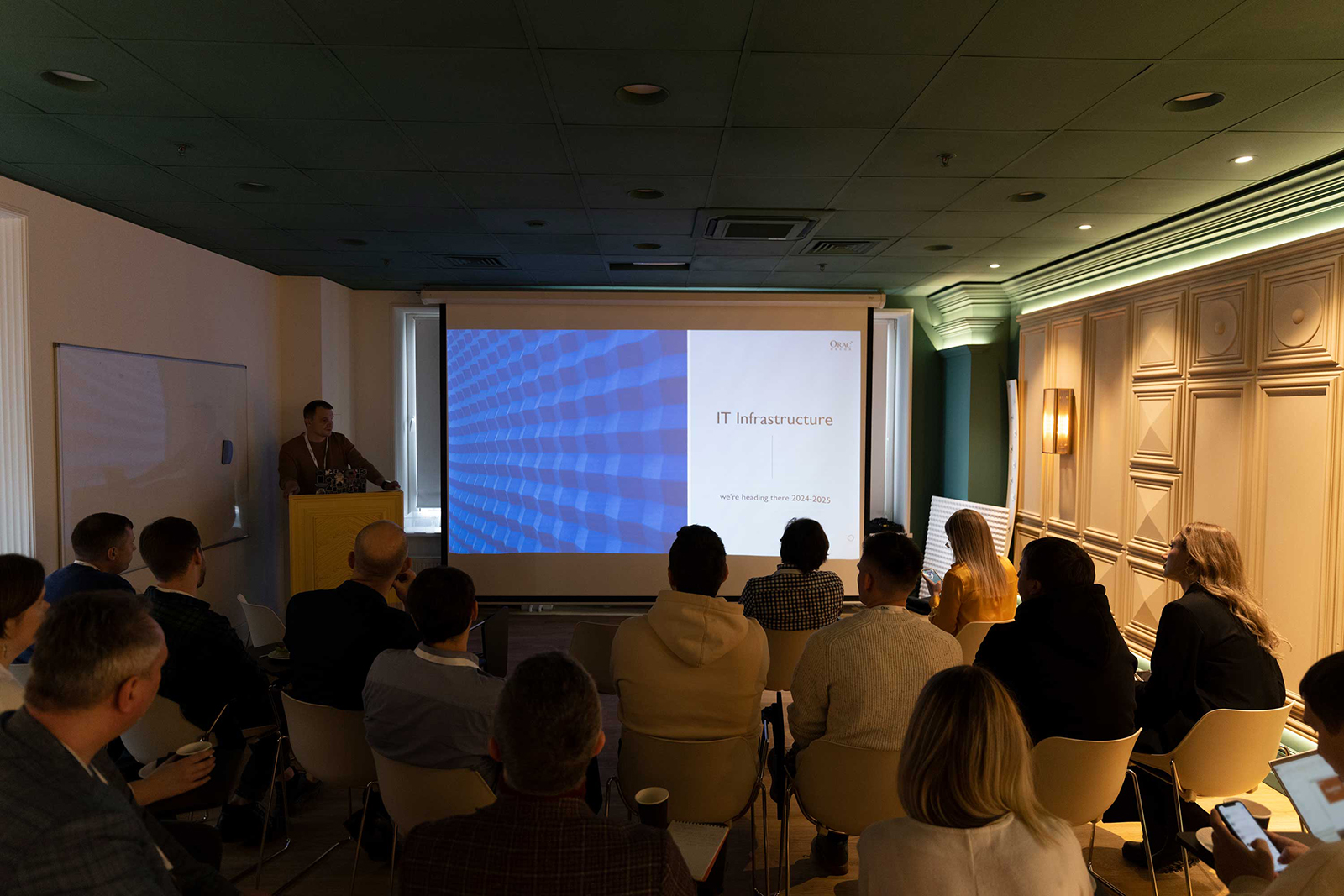 Из зала с докладами Из зала с докладами